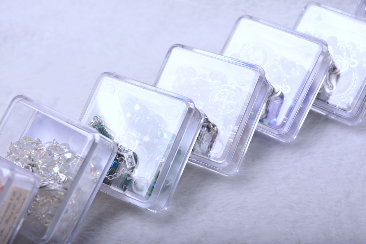 Estuches transparentes de Rosarios artesanales