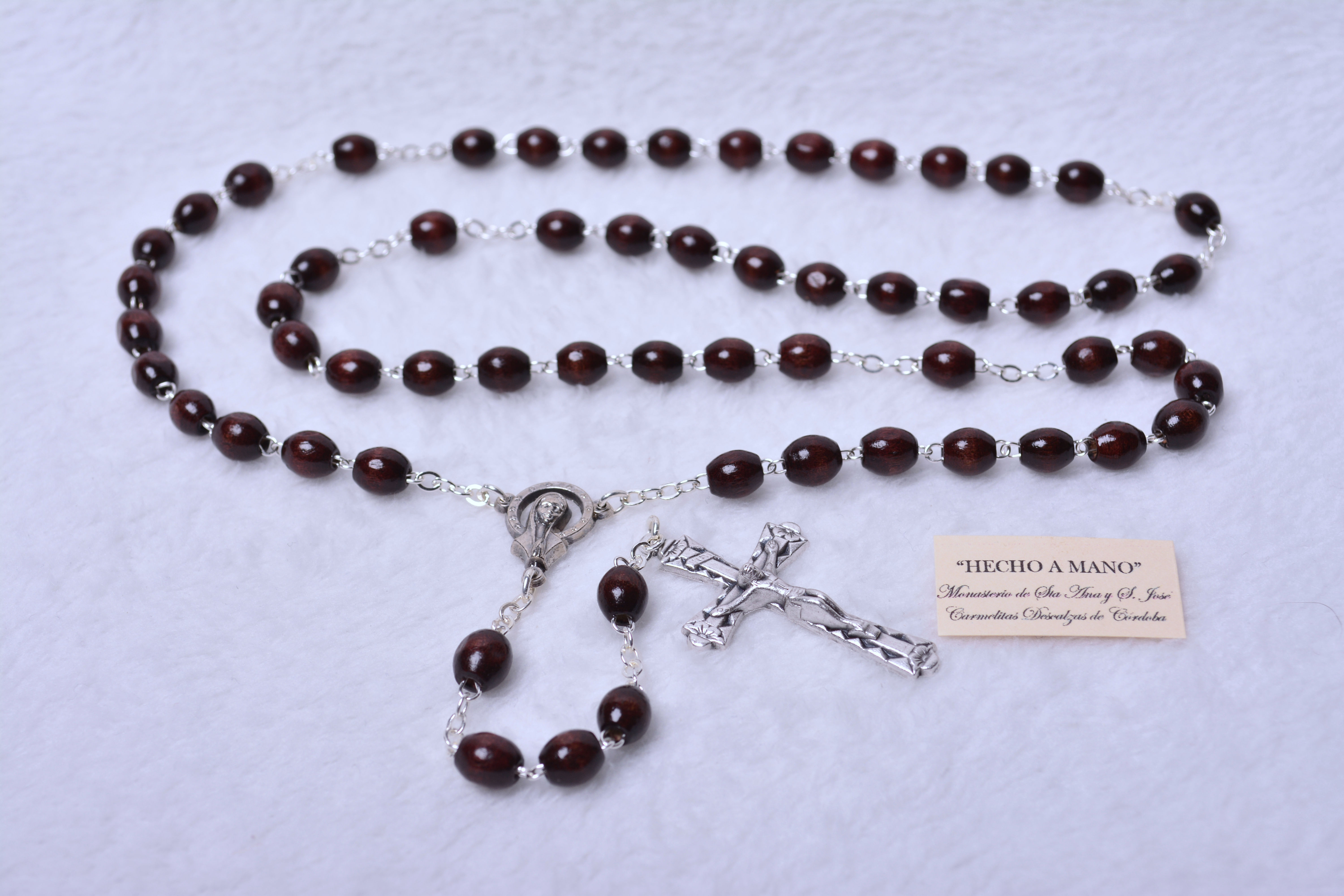 Rosario con cuentas de madera oscura