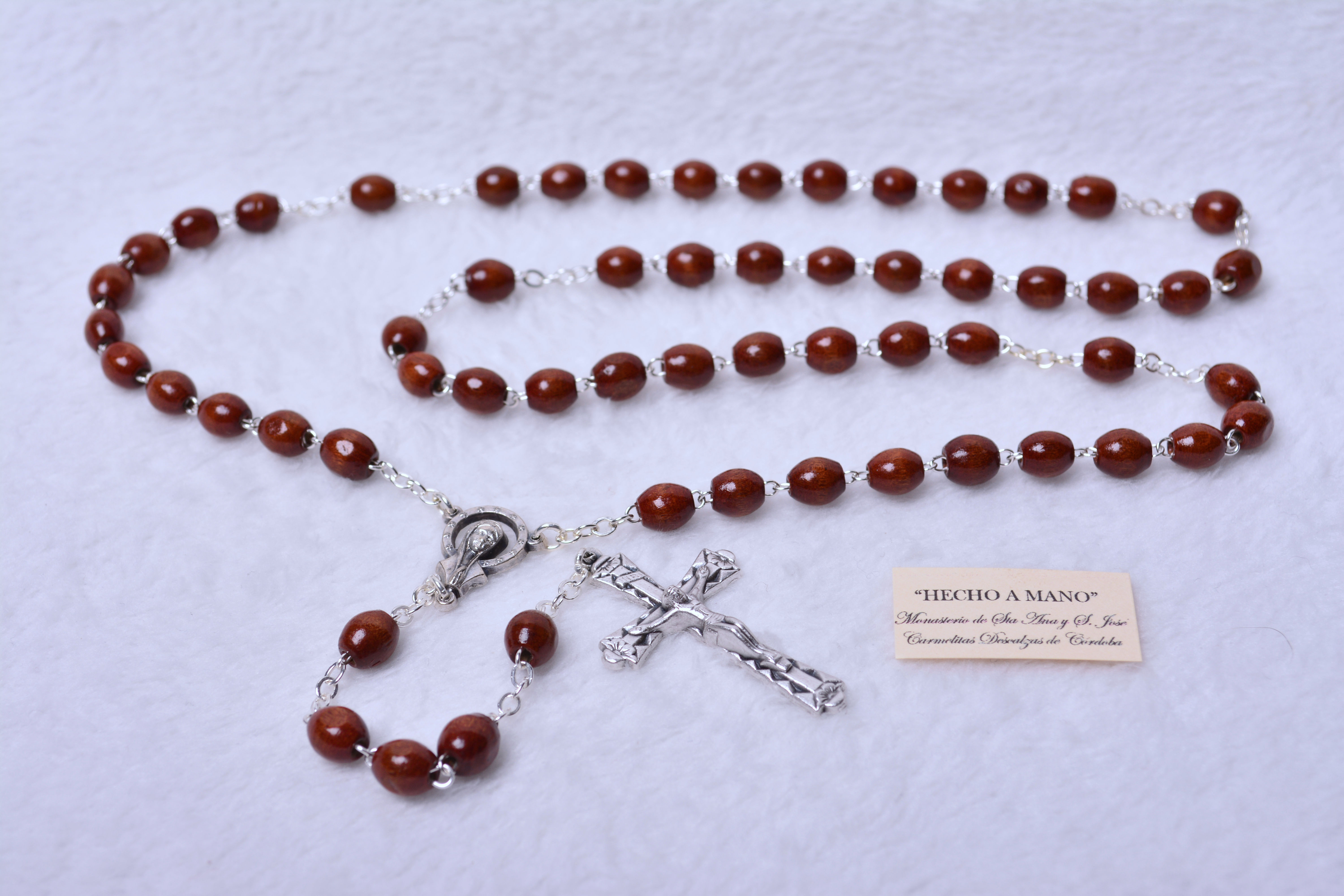 Rosario con cuentas de madera clara