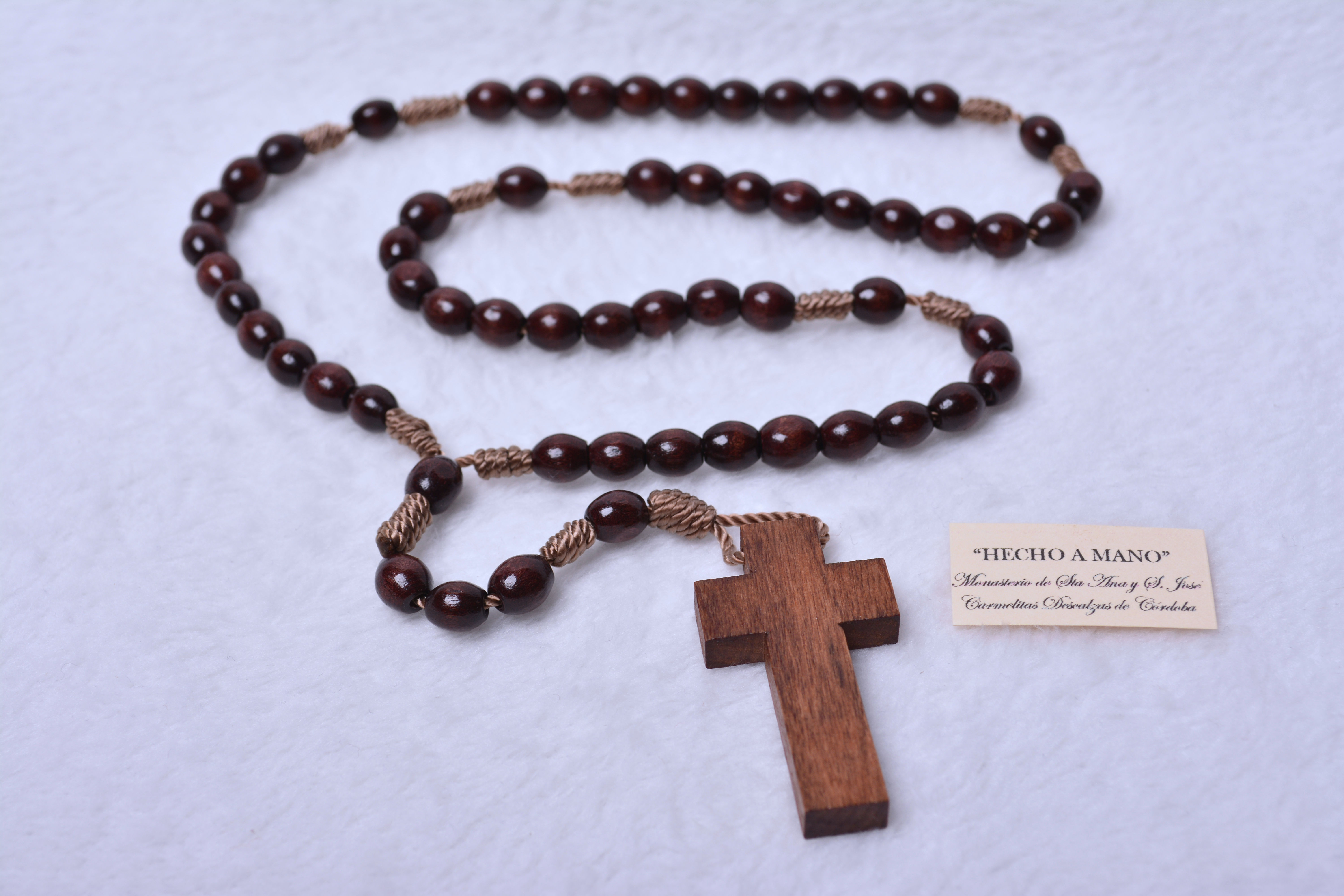 Rosario con cuentas de madera oscura