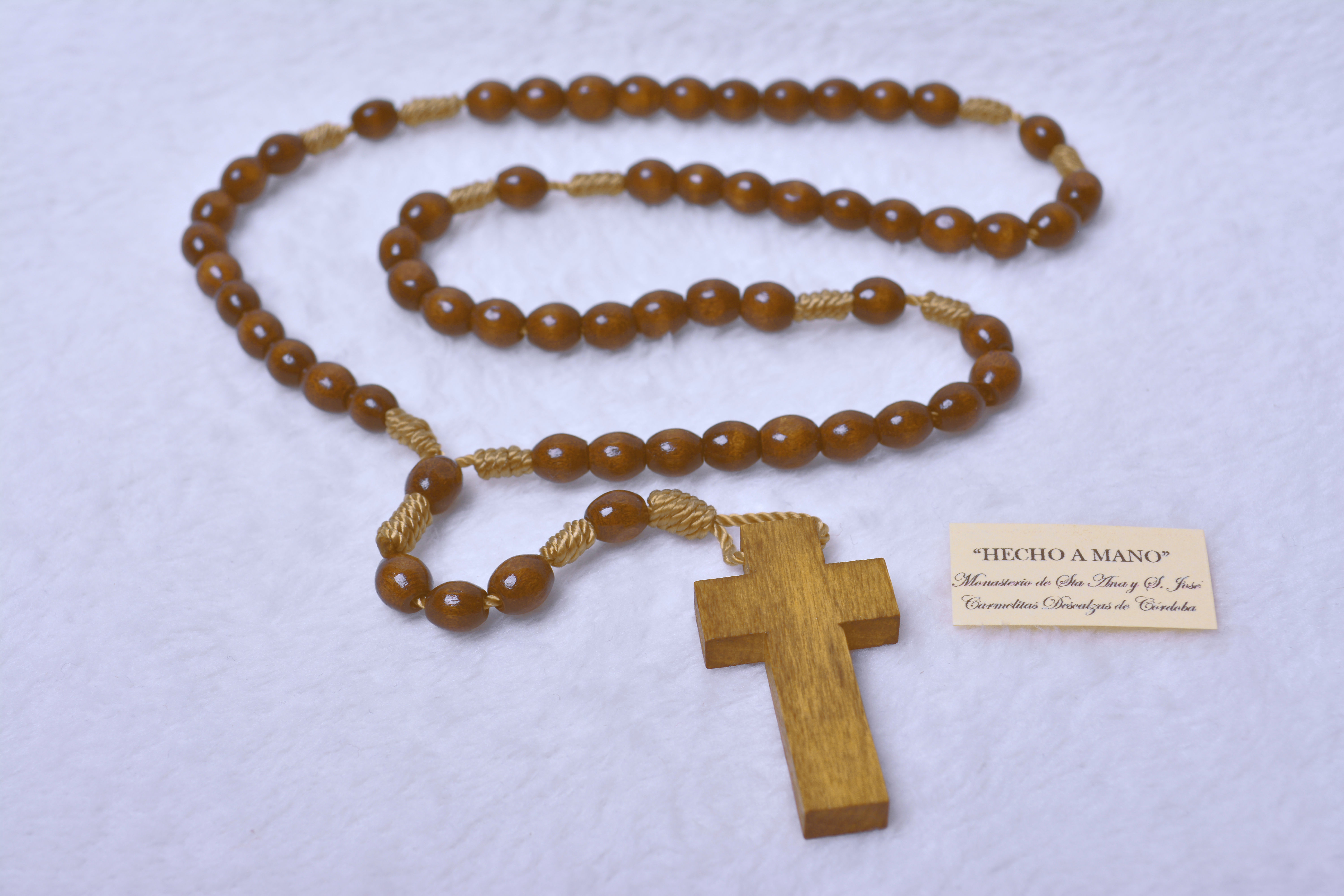 Rosario con cuentas de madera oscura
